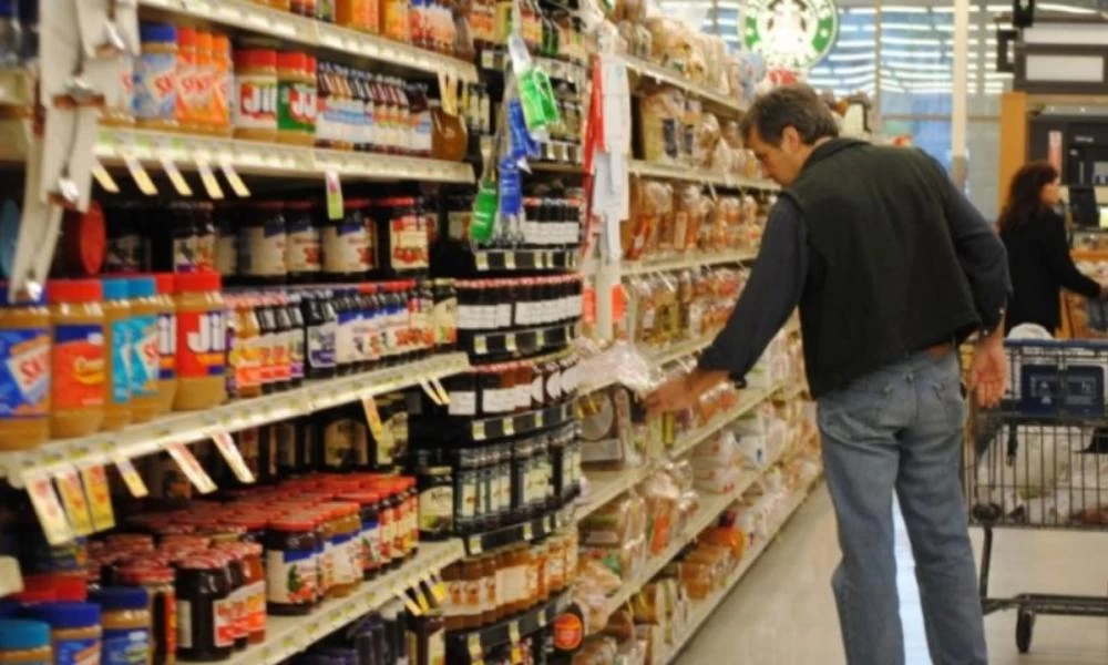 Κίνδυνος για δεύτερο κύμα ακρίβειας με ανατιμήσεις σε βασικά είδη